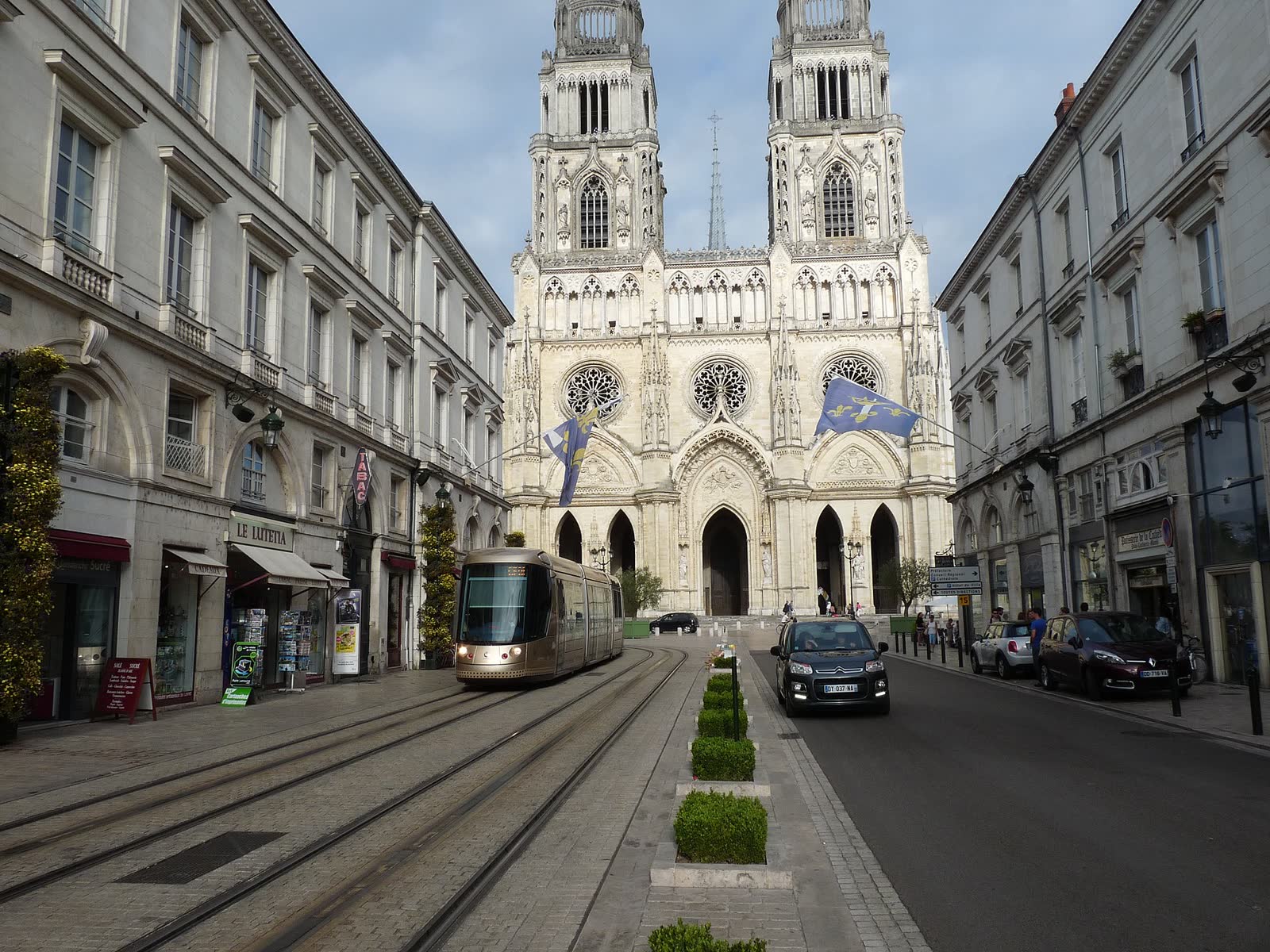 Cathédrale Sainte-Croix d'Orléans avec tram sur la Rue Jeanne d'Arc